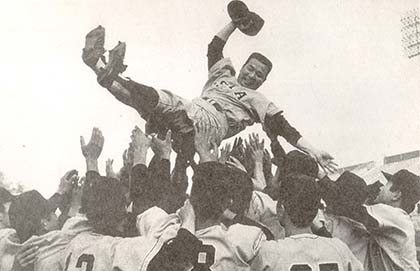 1966年10月获得全日本大学棒球大赛冠军