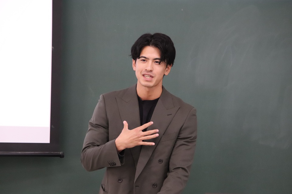 国際関係学科「国際ビジネス・プロジェクト」に松本氏（本学卒業生）が