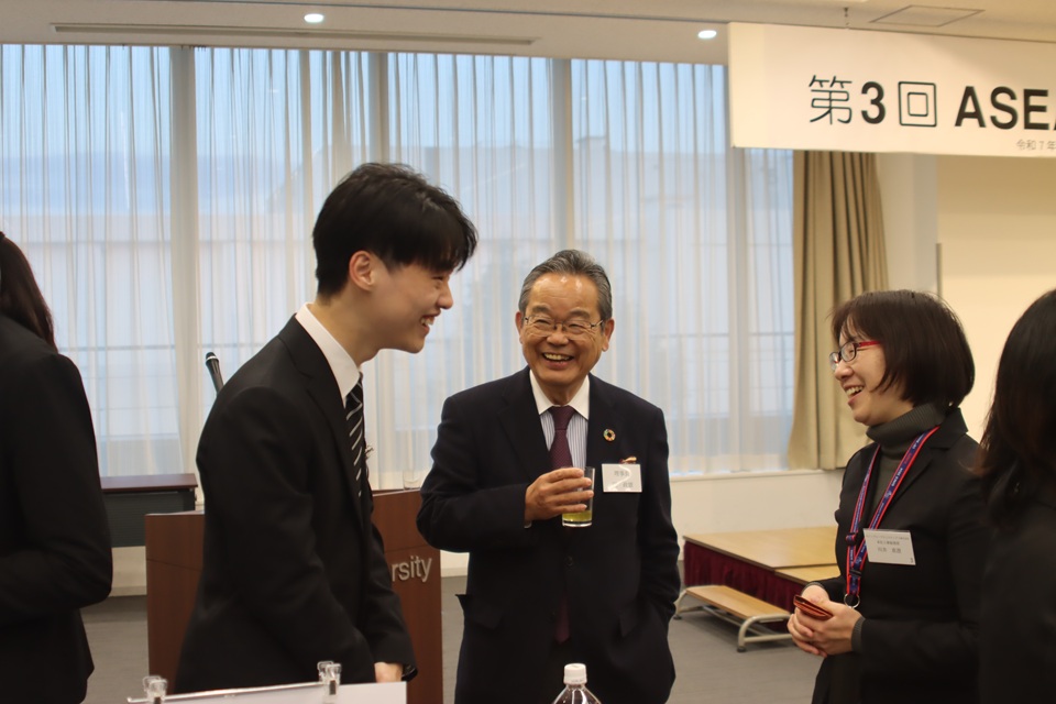 歓談する　奨学生、理事長、企業の方　