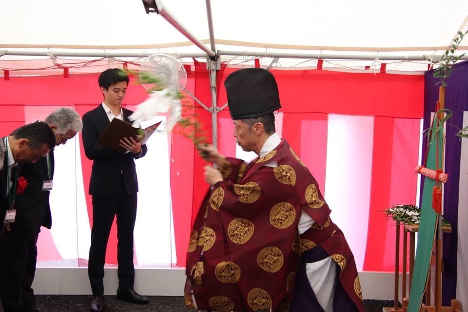 実験実習棟整備事業に伴う準備工事の安全祈願祭を行いました | 亜細亜大学