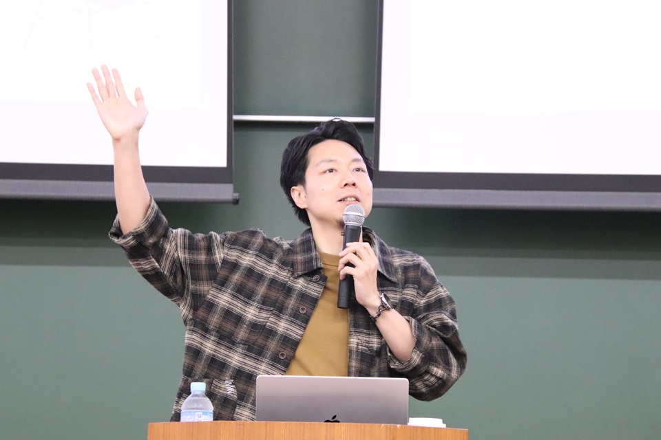 トップマネジメント特別講義」にSmartHR CEOの芹澤雅人氏が登壇しま