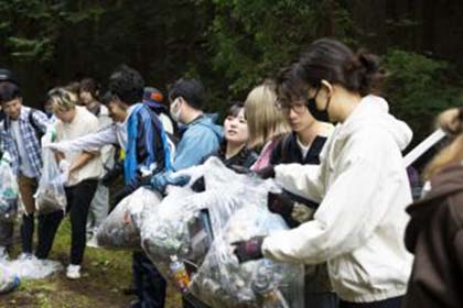 07「体験で学ぶ地球環境論」で森づくり体験および富士山清掃を実施しました
