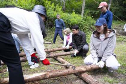 03「体験で学ぶ地球環境論」で森づくり体験および富士山清掃を実施しました