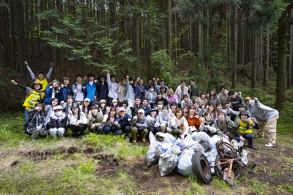 01「体験で学ぶ地球環境論」で森づくり体験および富士山清掃を実施しました