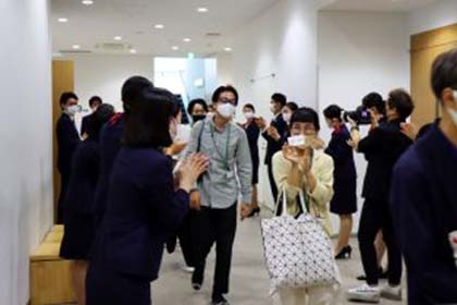 06経営学部・重田ゼミが眼鏡着脱による顔印象への影響について報告会を開催しました