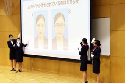 03経営学部・重田ゼミが眼鏡着脱による顔印象への影響について報告会を開催しました