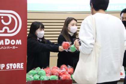04経営学部横川ゼミと「ドムドムハンバーガー」とのコラボメニューを販売しました