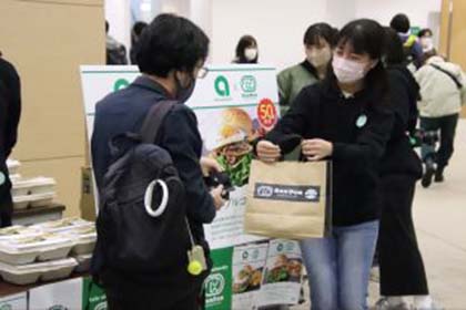 03経営学部横川ゼミと「ドムドムハンバーガー」とのコラボメニューを販売しました