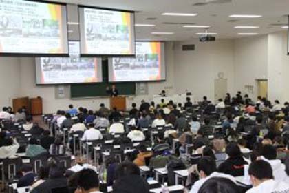 01野本弘文会長がトップマネジメント特別講義に登壇
