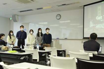 04国際関係学部久野ゼミと金ゼミの学生が企業にプレゼンテーションを実施しました