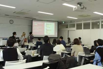 02国際関係学部久野ゼミと金ゼミの学生が企業にプレゼンテーションを実施しました