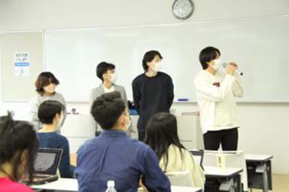 01国際関係学部久野ゼミと金ゼミの学生が企業にプレゼンテーションを実施しました