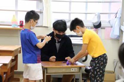 04留学生別科生15人が桜野小学校を訪問