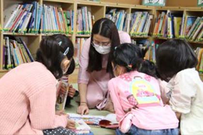 03留学生別科生15人が桜野小学校を訪問