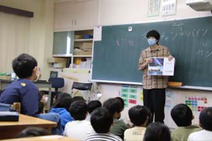 02留学生別科生15人が桜野小学校を訪問
