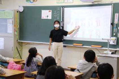01留学生別科生15人が桜野小学校を訪問