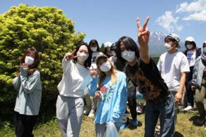 07「体験で学ぶ地球環境論」で富士山清掃を実施しました