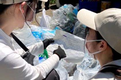 06「体験で学ぶ地球環境論」で富士山清掃を実施しました