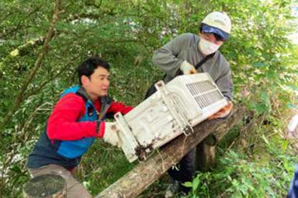 05「体験で学ぶ地球環境論」で富士山清掃を実施しました