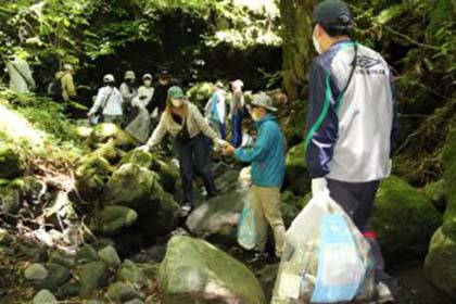 03「体験で学ぶ地球環境論」で富士山清掃を実施しました
