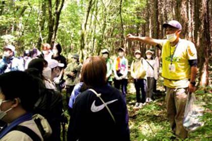 02「体験で学ぶ地球環境論」で富士山清掃を実施しました
