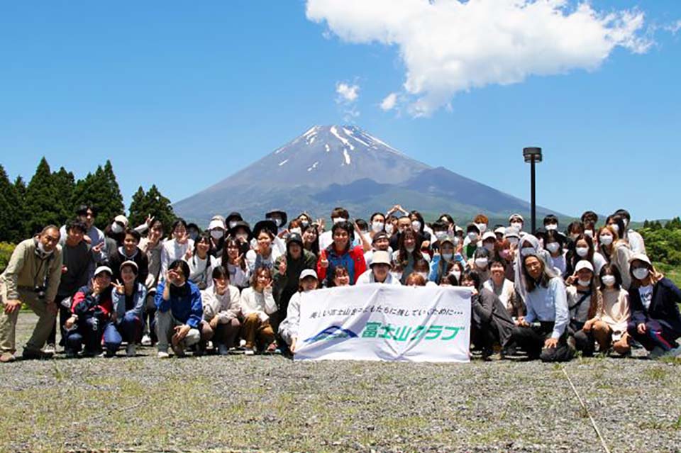 01「体験で学ぶ地球環境論」で富士山清掃を実施しました