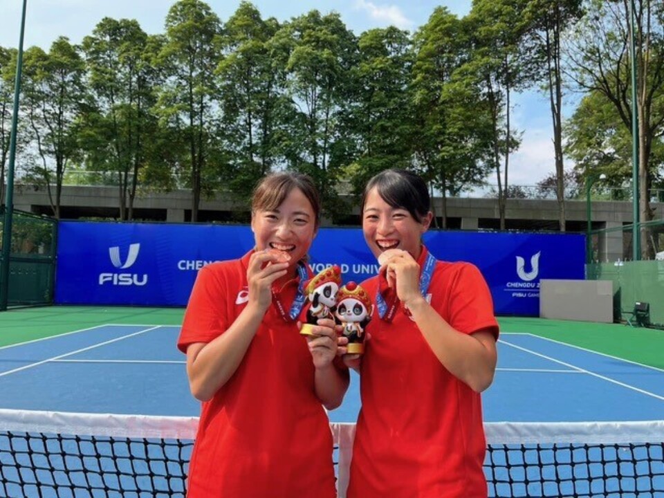 アジア女子ローンテニス部の山崎郁美選手（法4）が「FISUワールドユニバーシティゲームズ成都テニス競技」で銅メダルを獲得