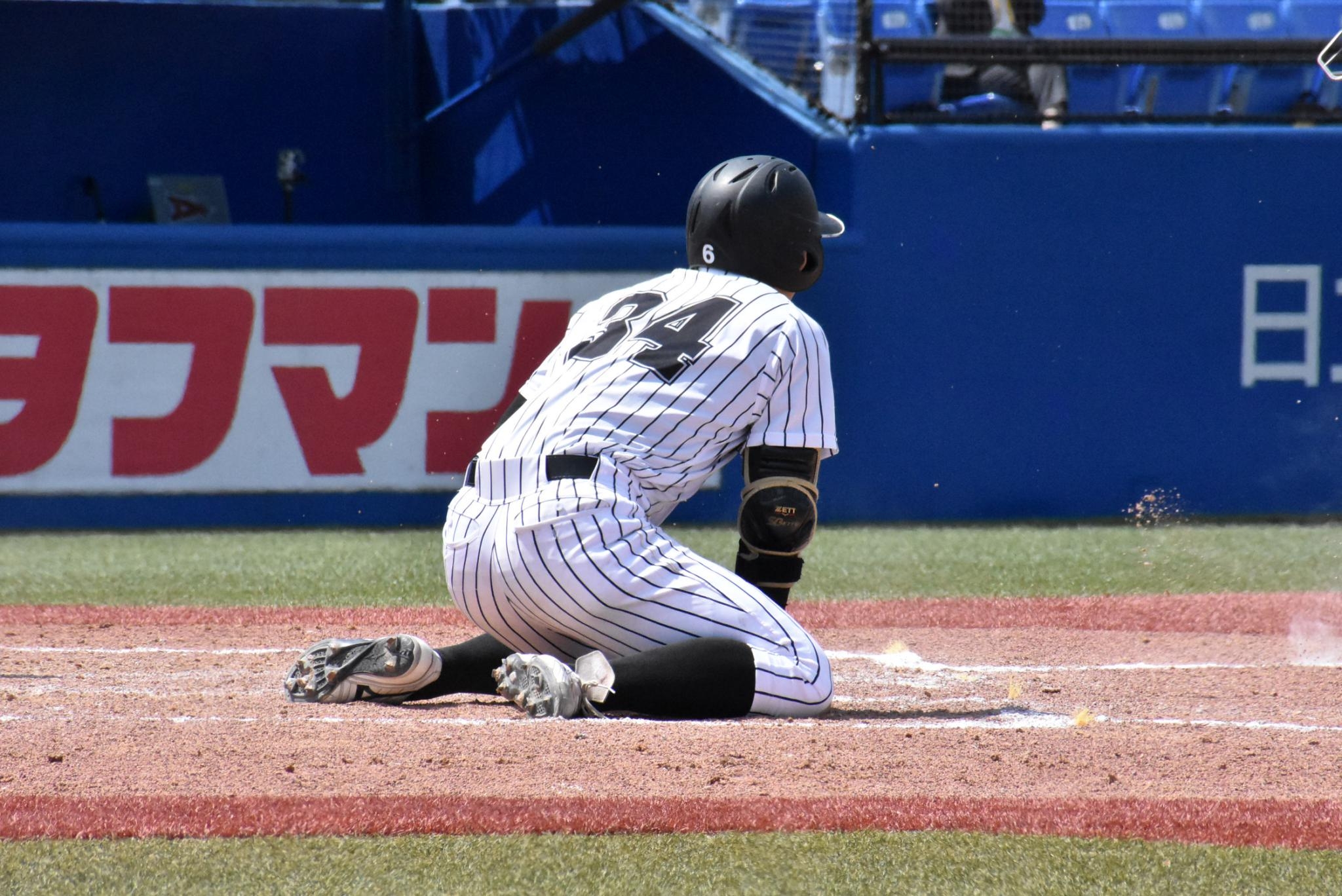 スクイズ失敗後の次の打席で逆転の殊勲打の小山（写真はスクイズ失敗シーン）