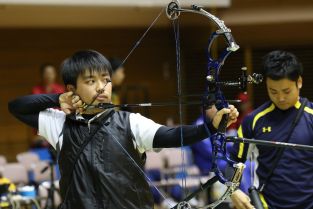 全日本室内（コンパウンド部門）で岸君が優勝