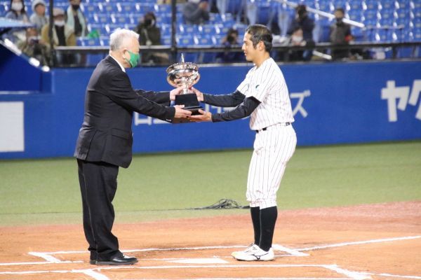 △大島学長から優勝カップを受け取る赤井君