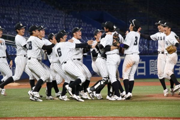 △優勝の喜びを分かち合う