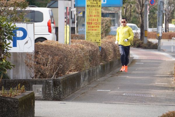 レース用のシューズをロードで試しながら走る河村君