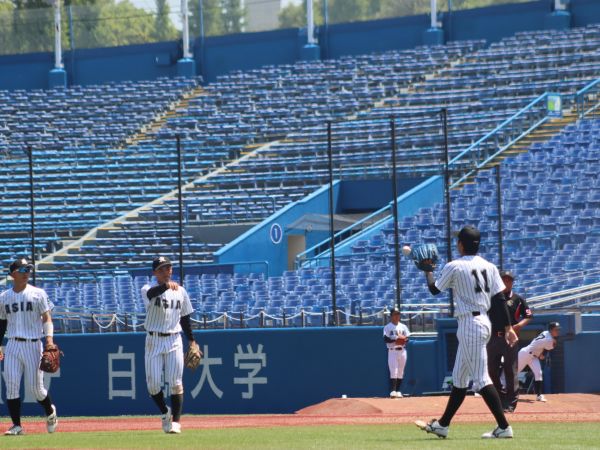 勝利を決める本塁打の木本選手（左）・折尾選手(中）・松本(健）投手の4年生トリオ