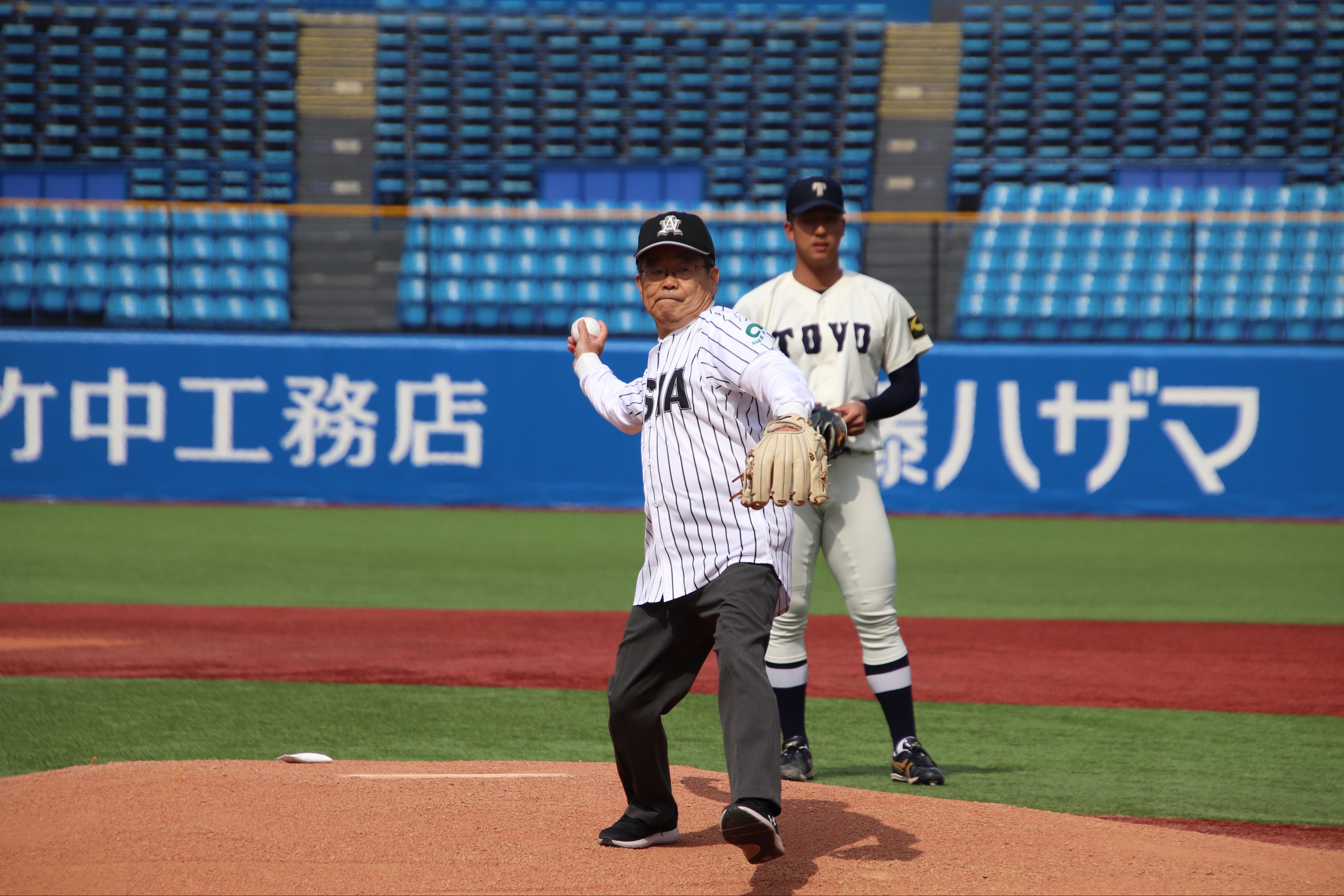 巴政雄理事長が始球式を行いました