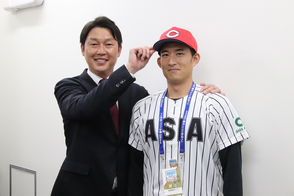 齊藤汰直選手が広島東洋カープの新井貴浩監督から指名あいさつを受けました